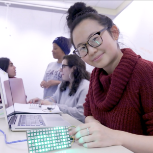一名学生正在展示一个LED电脑板